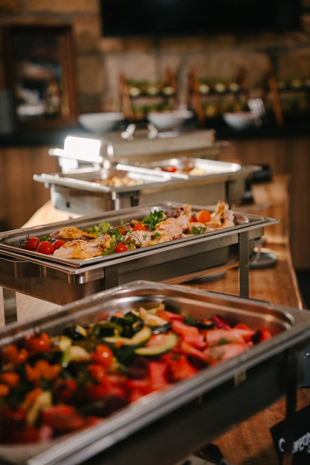 Großes Buffet für Hochzeitsfeier mit warmen und kalten Speisen