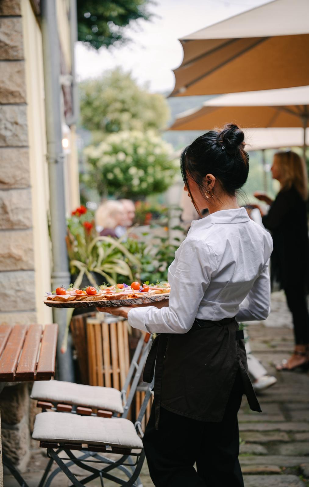 Sommerliche Gartenparty im Innenhof des Dreiseitenhofs