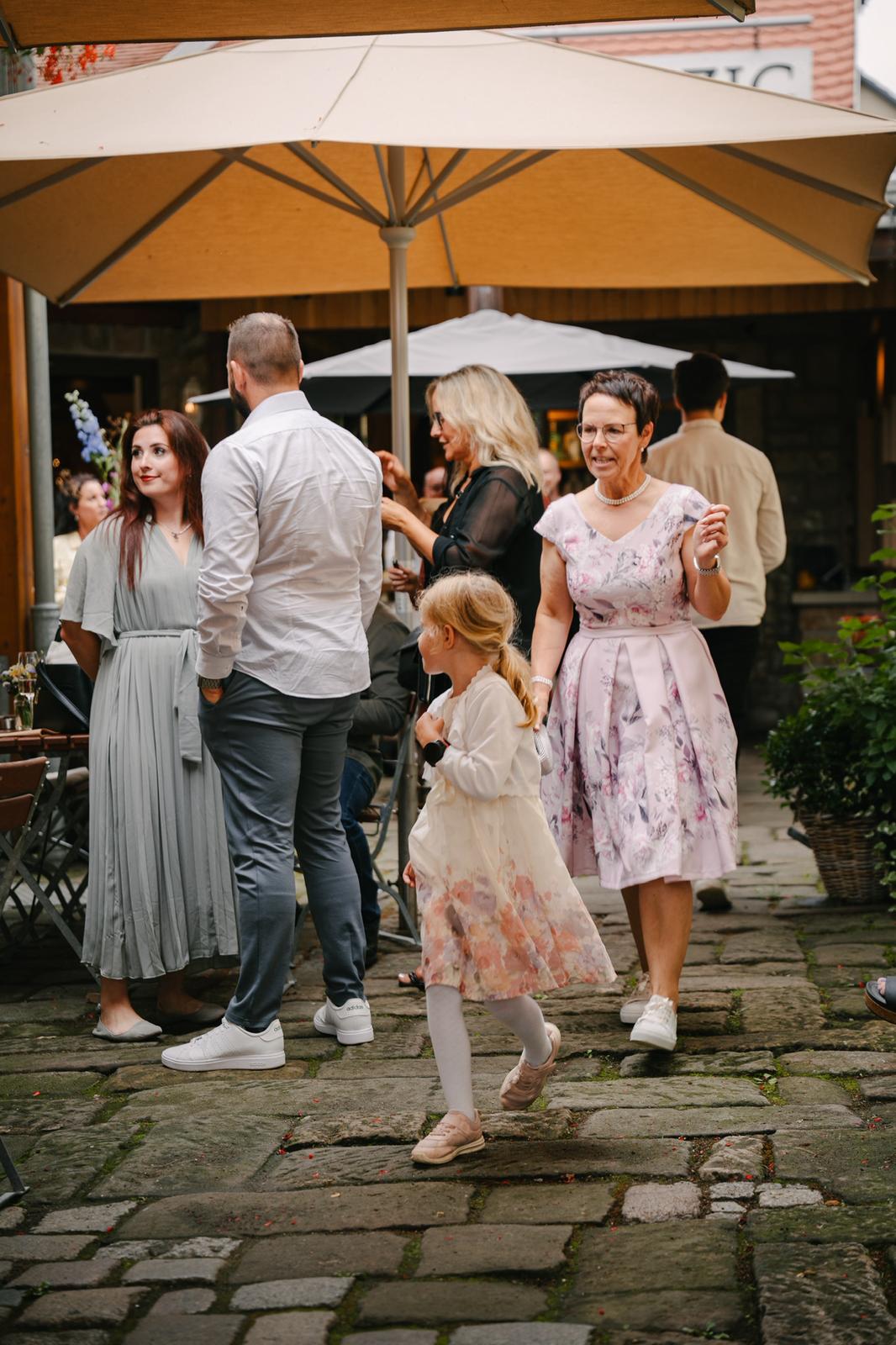 Elegante Tischdekoration für private Feier an der Elbe