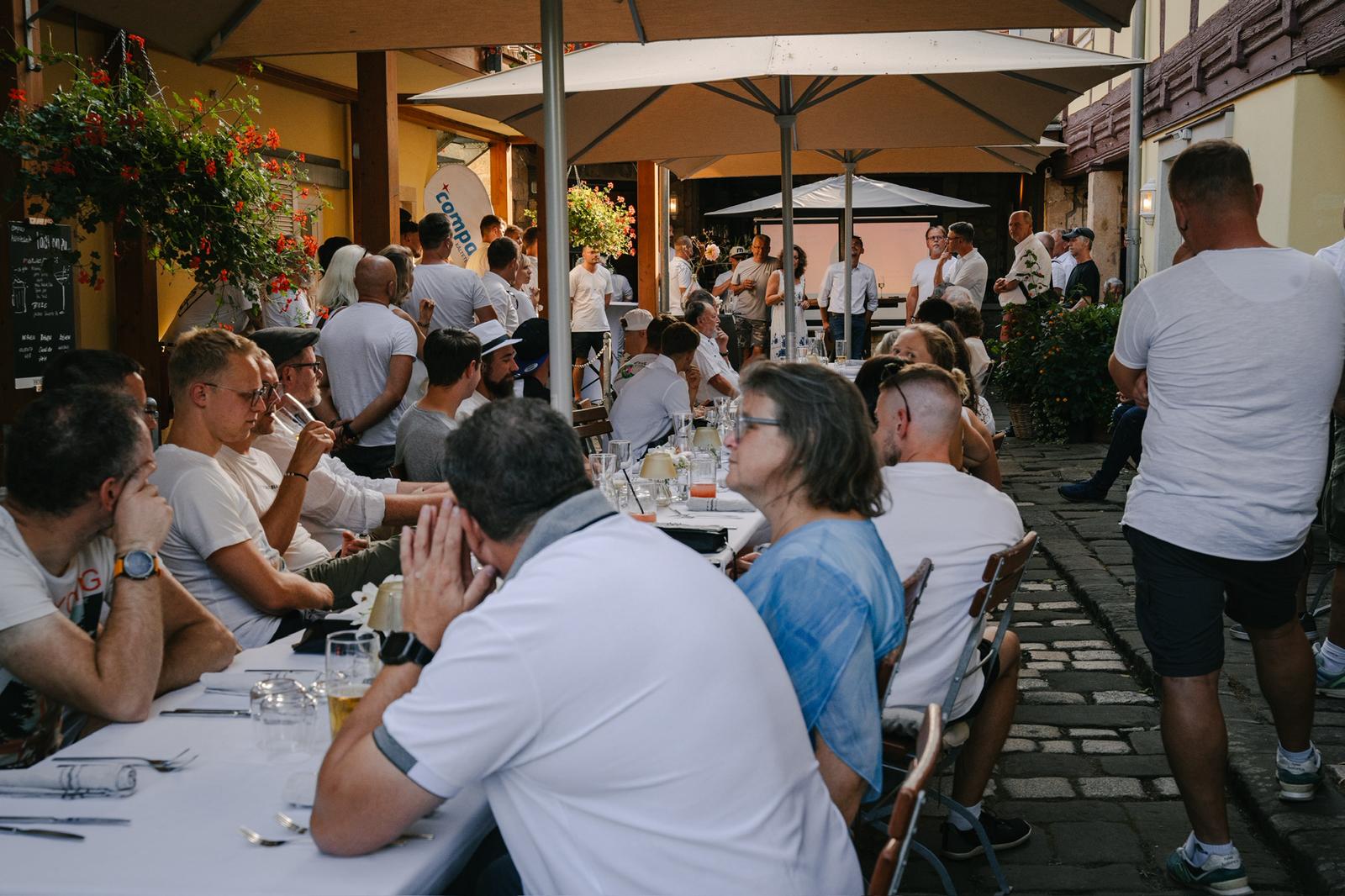 Hochzeitsgesellschaft beim Empfang im HOFZWANZIG Dresden Laubegast