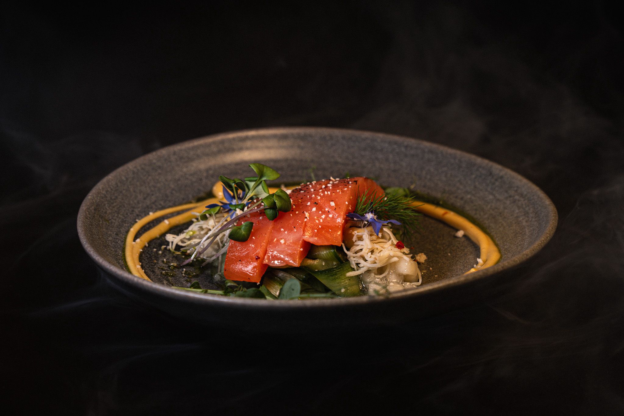 Saisonales Gericht mit Kraeutern im HOFZWANZIG Dresden