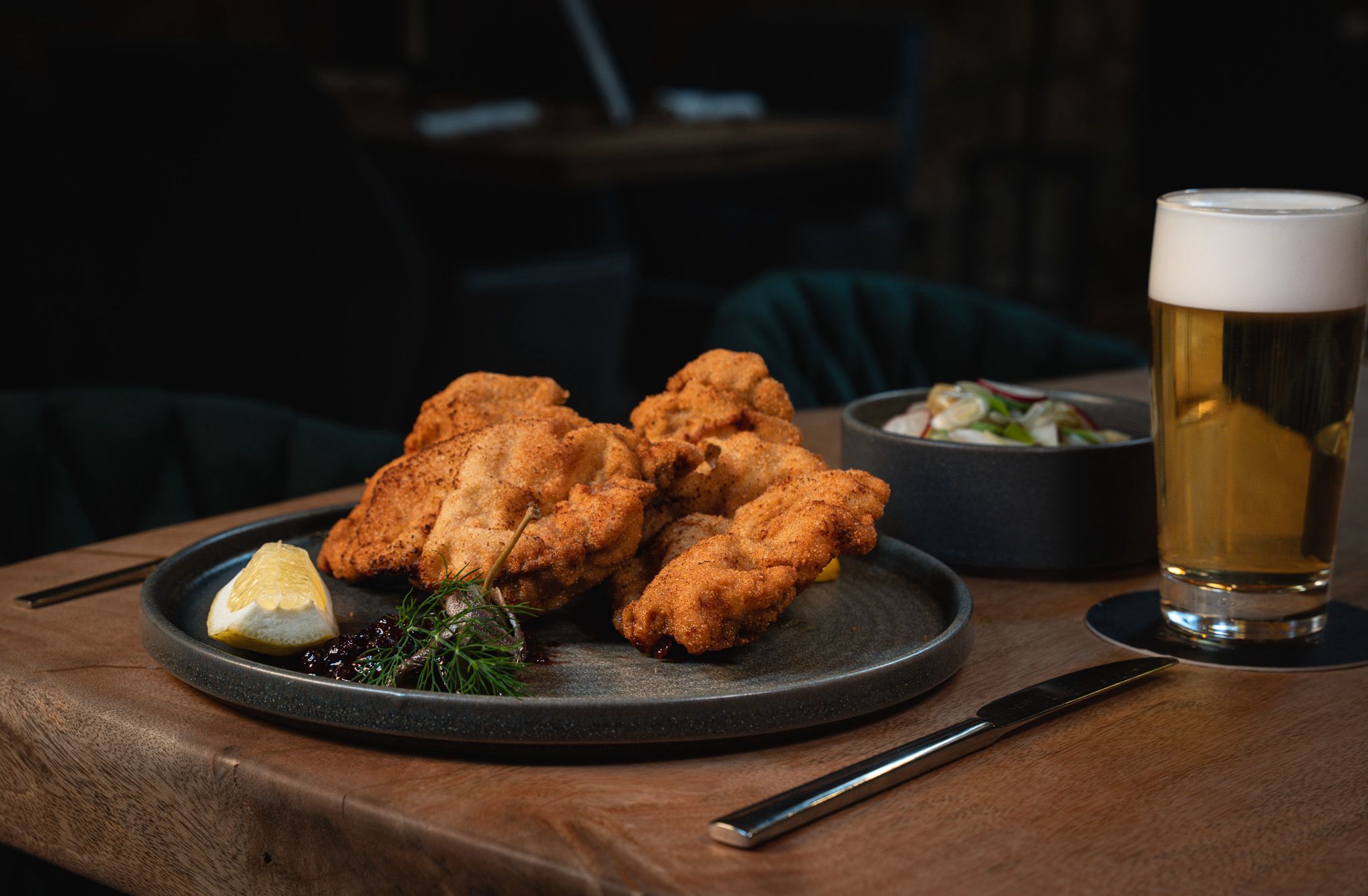 Schnitzel mit Bier im Restaurant Dresden Laubegast
