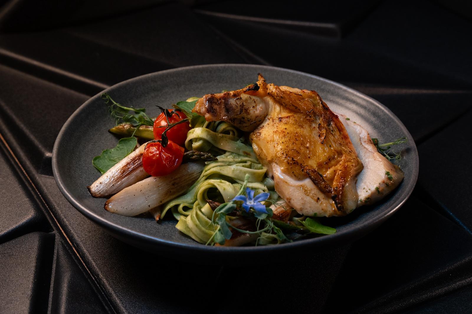 Gebratenes Haehnchen mit saisonalem Gemuese