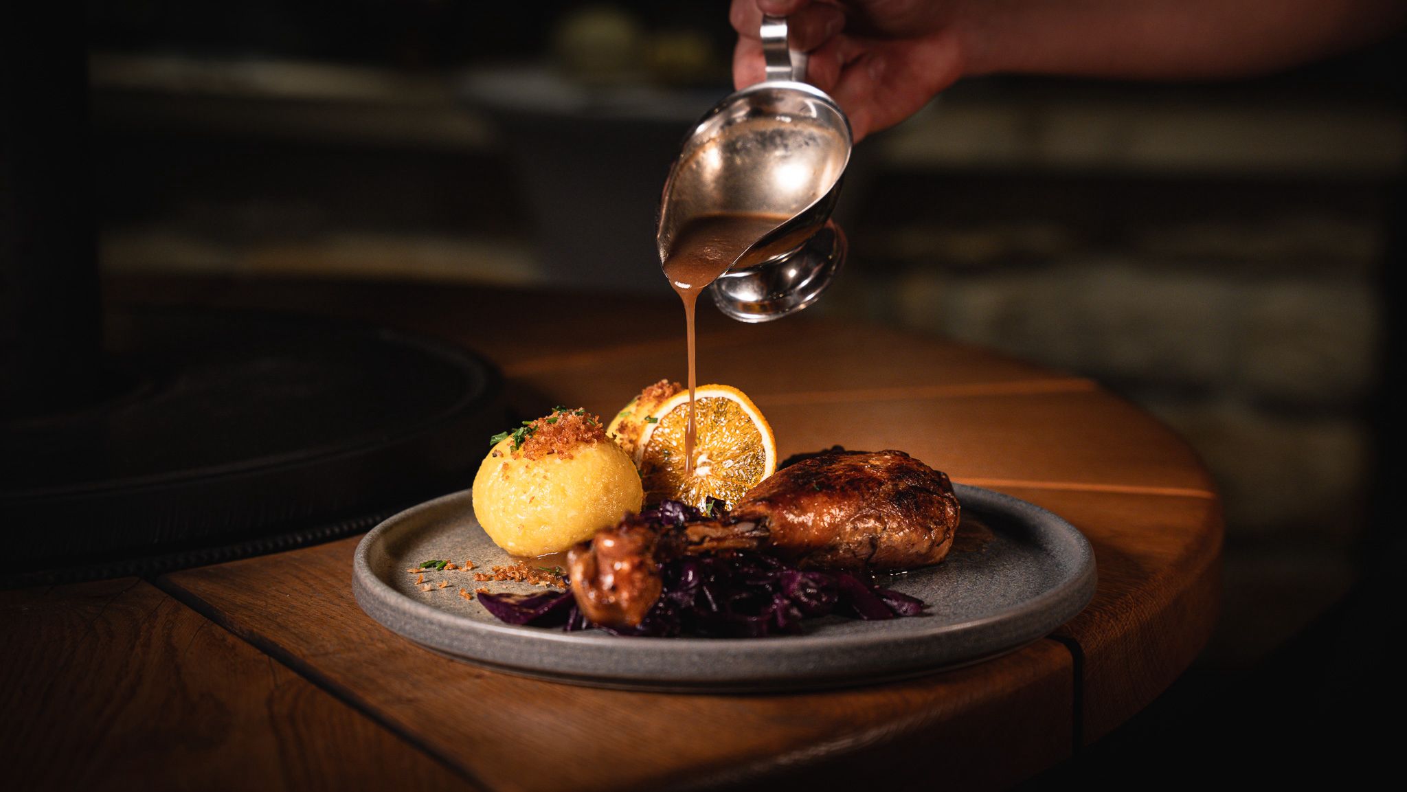 Knusprige Gans mit Klößen, Rotkohl und Soße – Gänsetaxi HOFZWANZIG