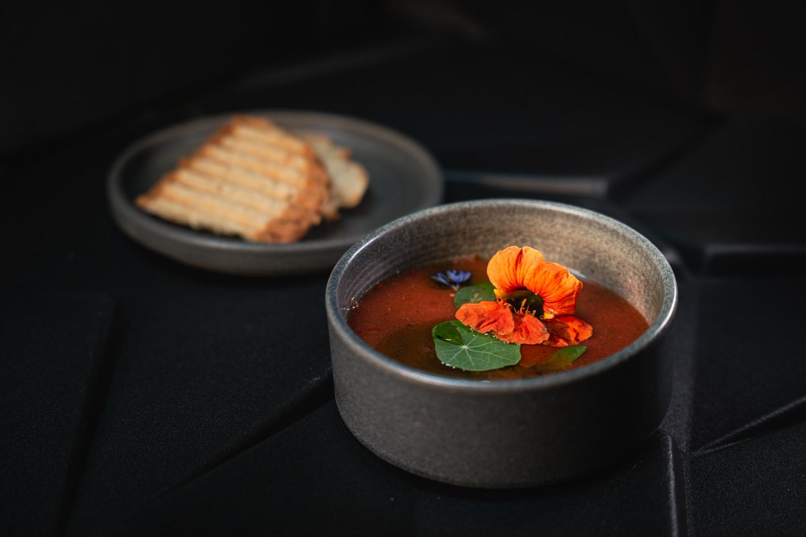 Fischgericht mit frischen Kraeutern