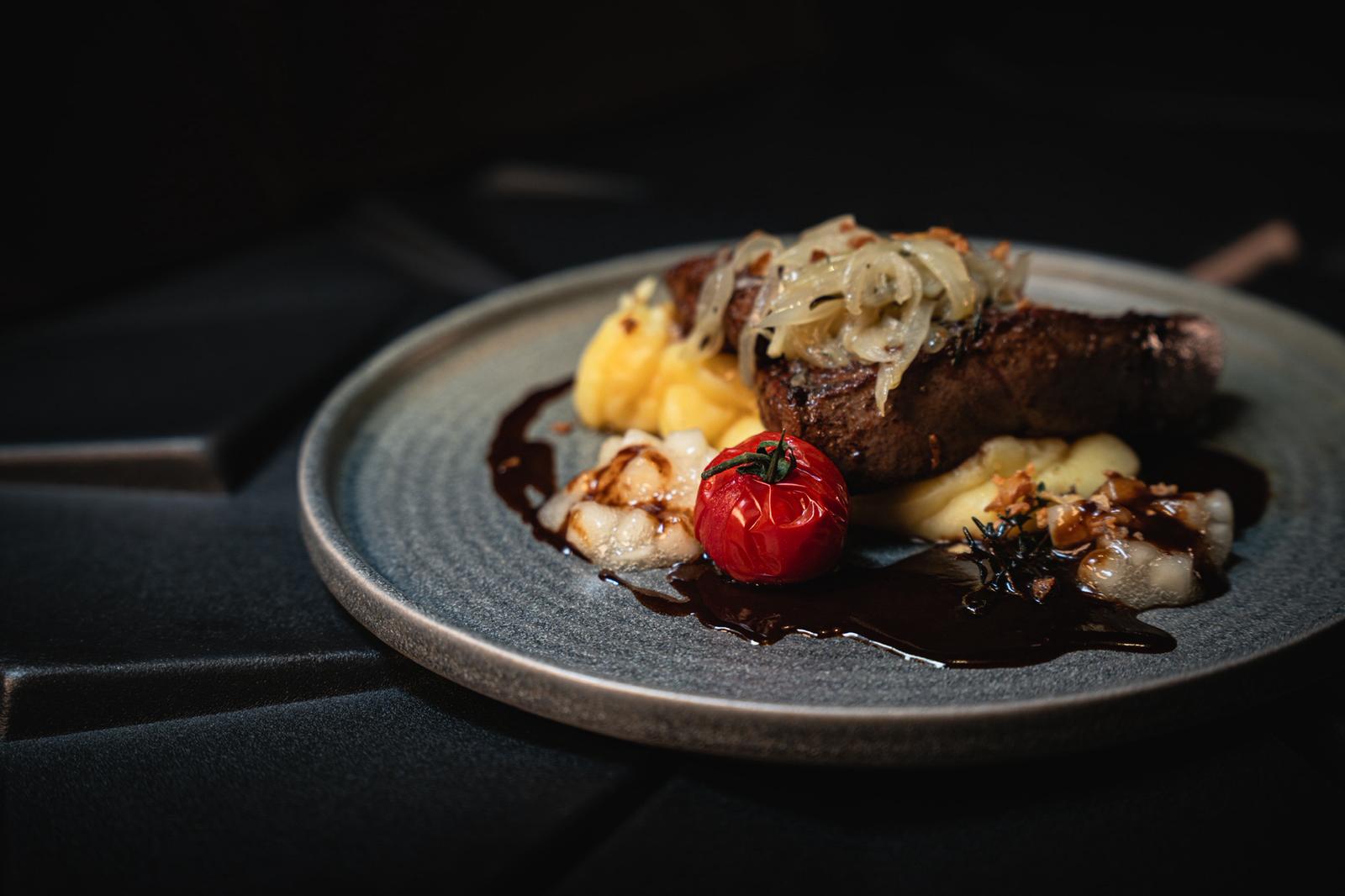 Steak mit Kartoffeln und Gemuese
