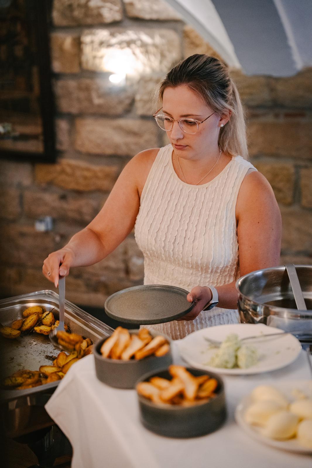 Saisonales Catering-Gericht mit Gemüse und Kräutern