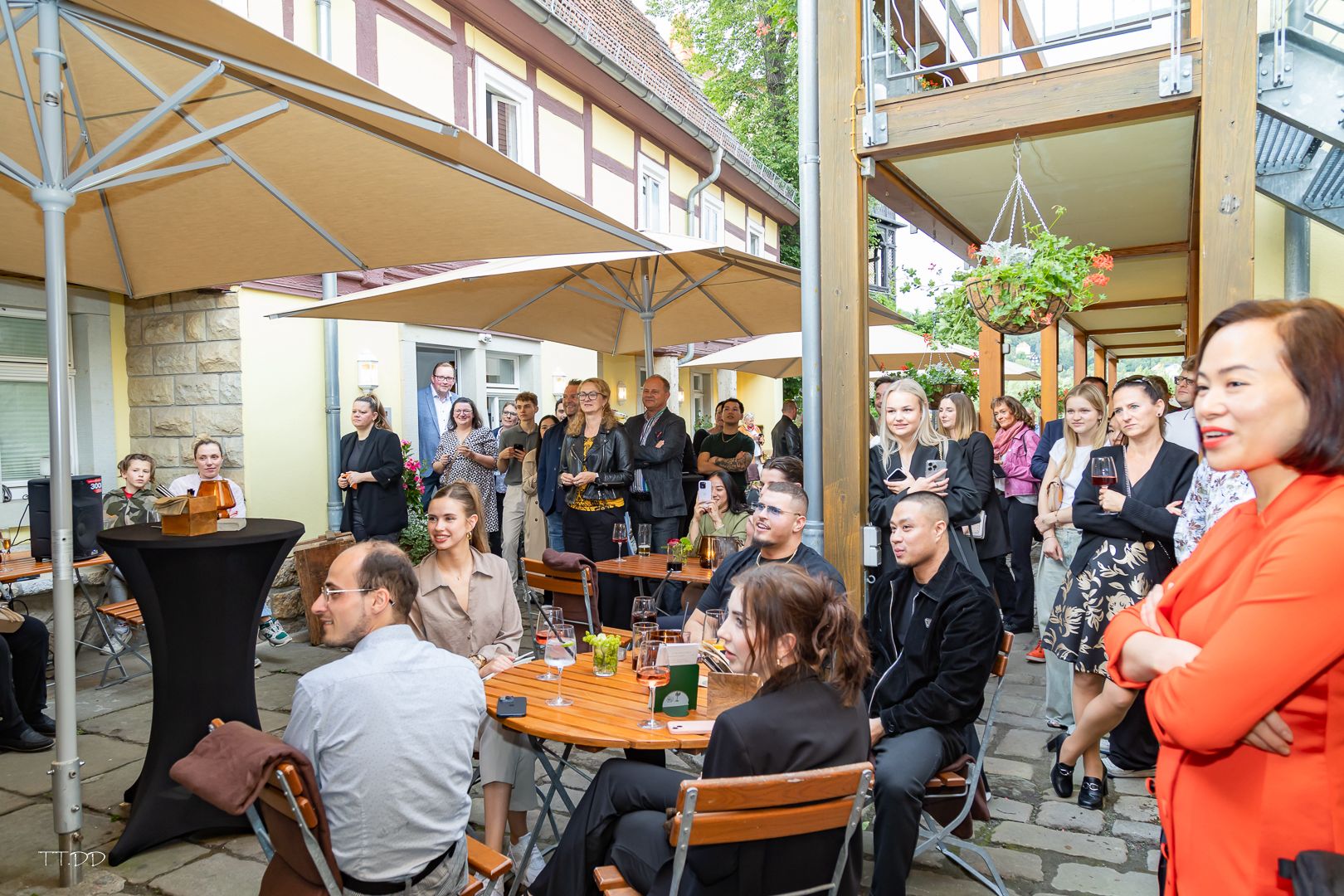 Terrasse und Außenbereich des HOFZWANZIG mit Blick auf den Innenhof