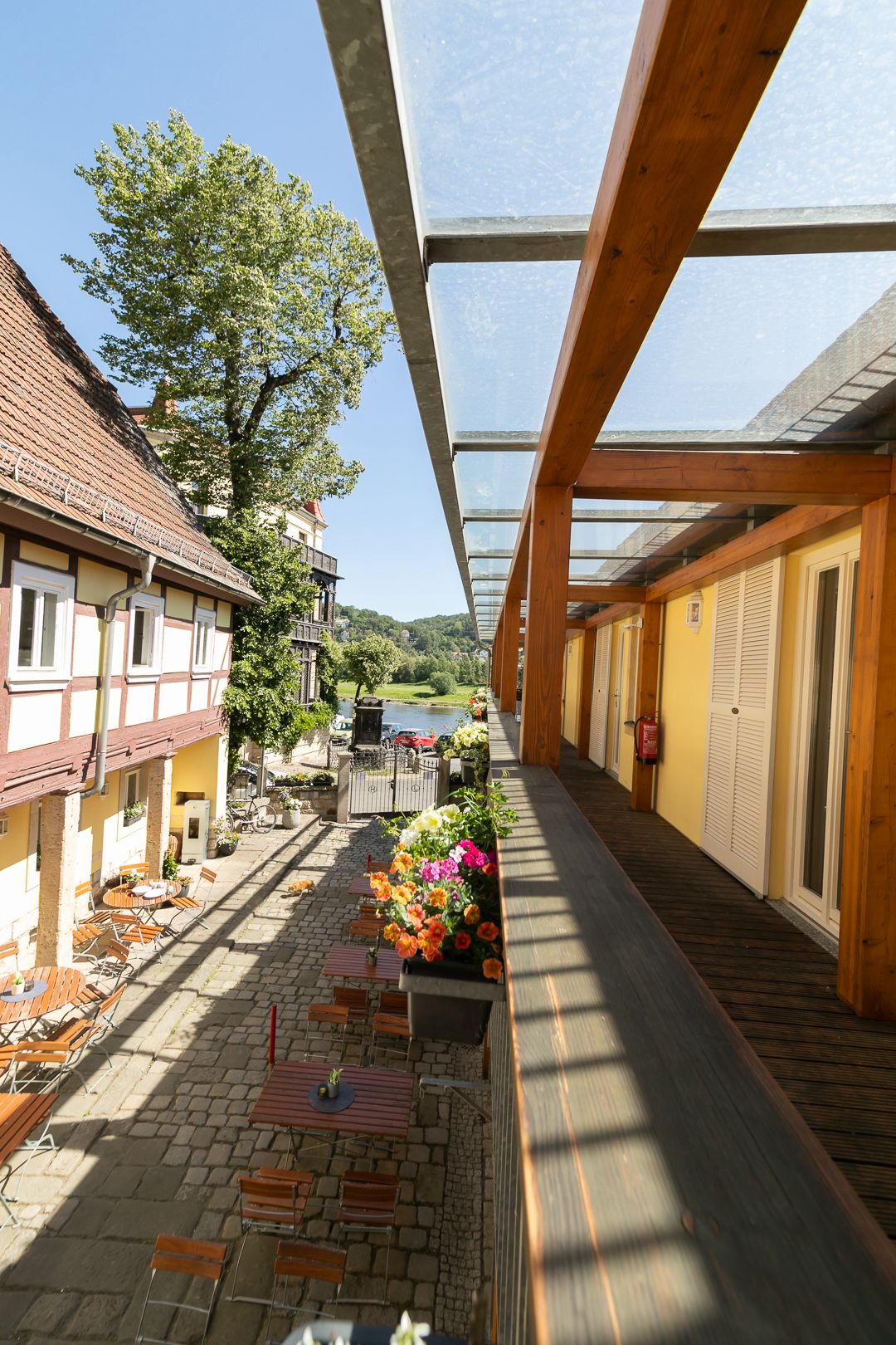 Sonnige Terrasse der Pension HOFZWANZIG am Elberadweg