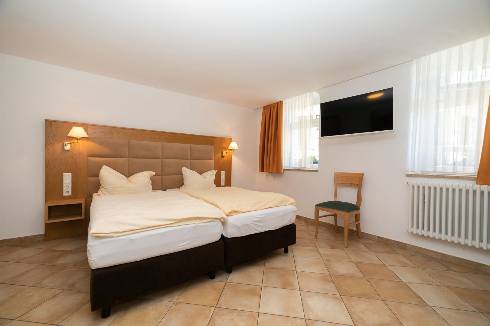 Gemütliches Doppelzimmer in der Pension HOFZWANZIG mit Holzmöbeln und warmem Licht