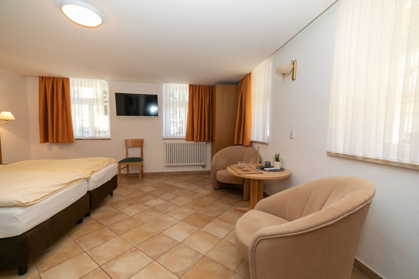 Modernes Badezimmer mit Dusche in der Pension Dresden Laubegast