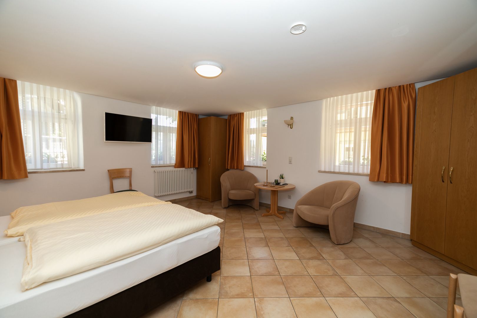 Großes Doppelzimmer mit 24 Quadratmetern in der Pension HOFZWANZIG