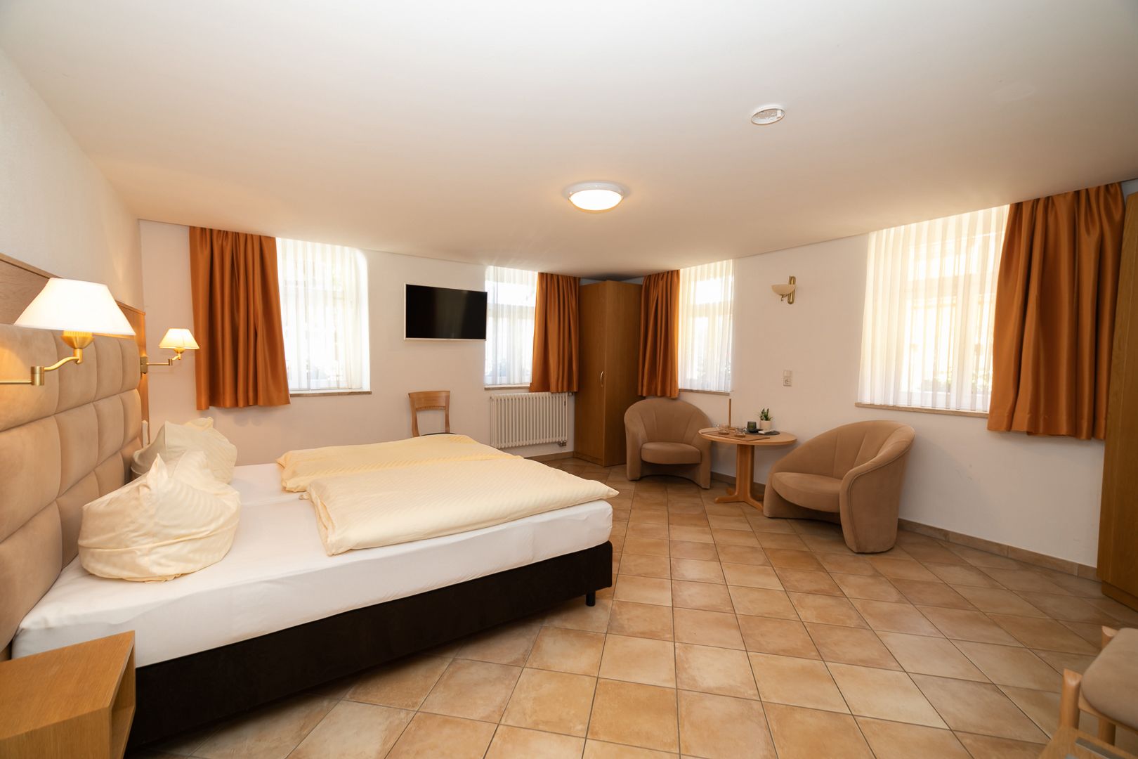 Zimmerdetail mit Nachttisch und Leselampe in der Pension