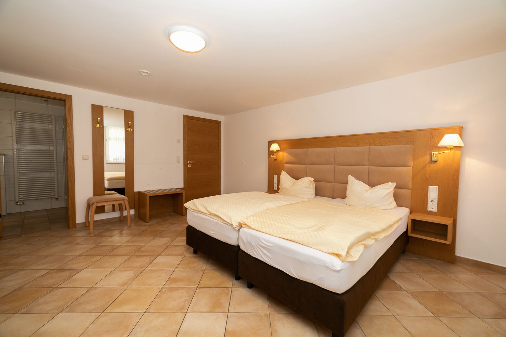 Liebevoll eingerichtetes Zimmer im historischen Dreiseitenhof an der Elbe