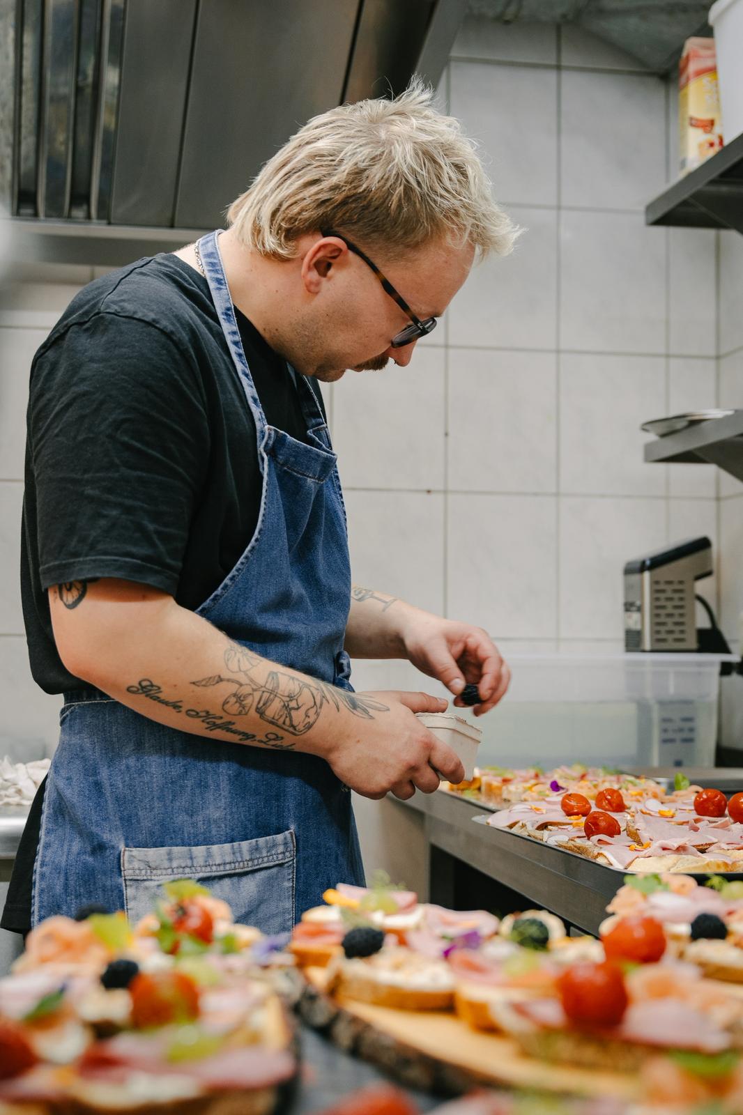 Koch bereitet Fingerfood vor