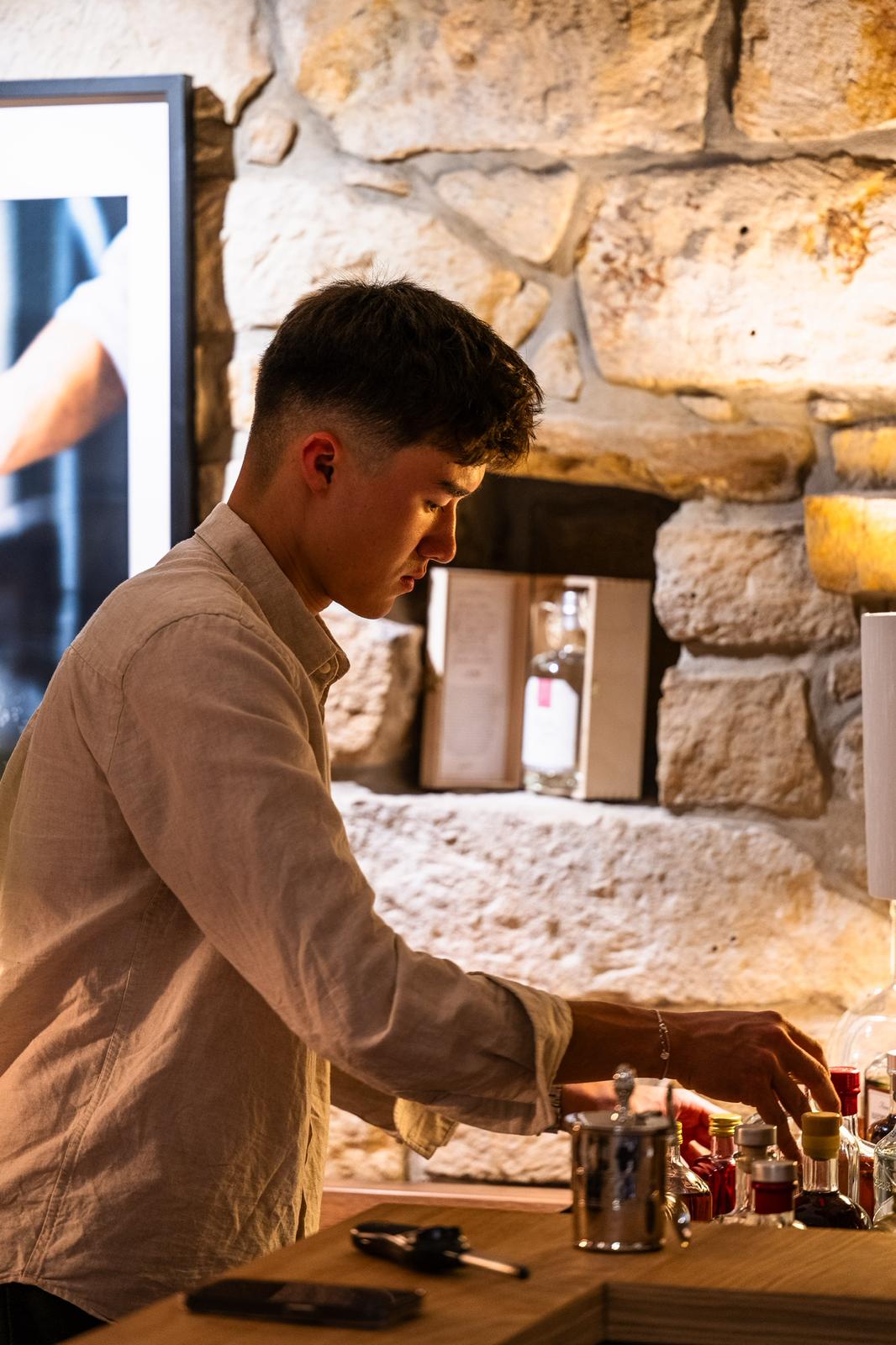 Barkeeper an der Theke