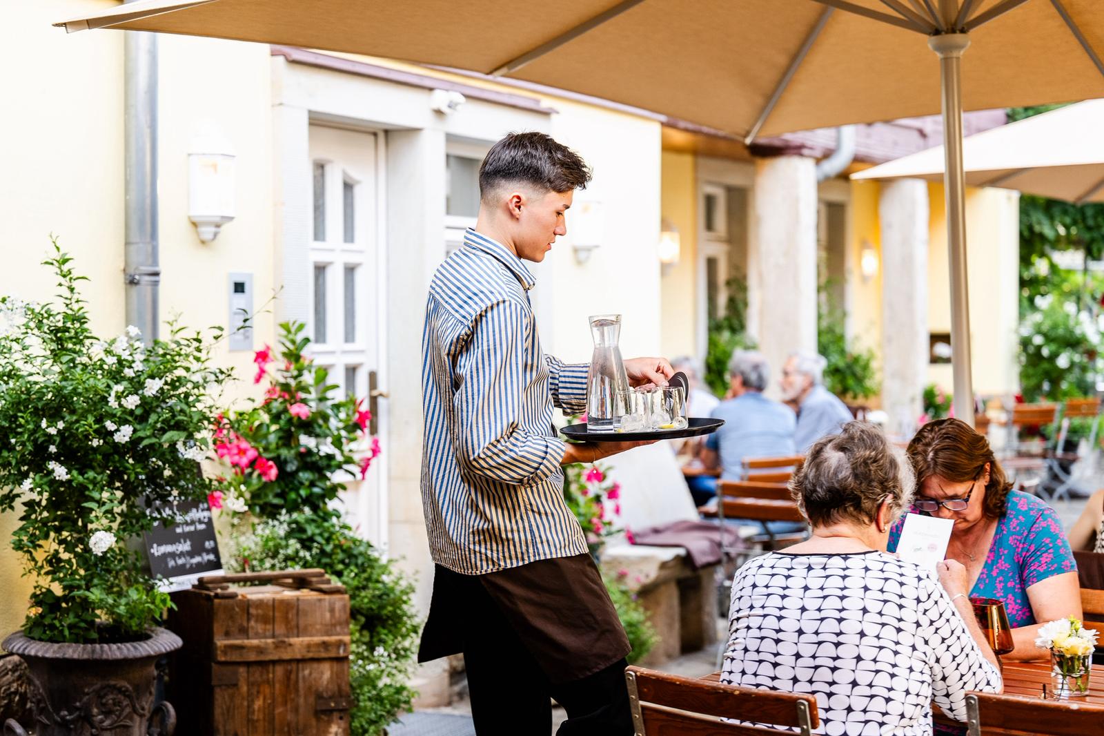 Service auf der Terrasse im Innenhof